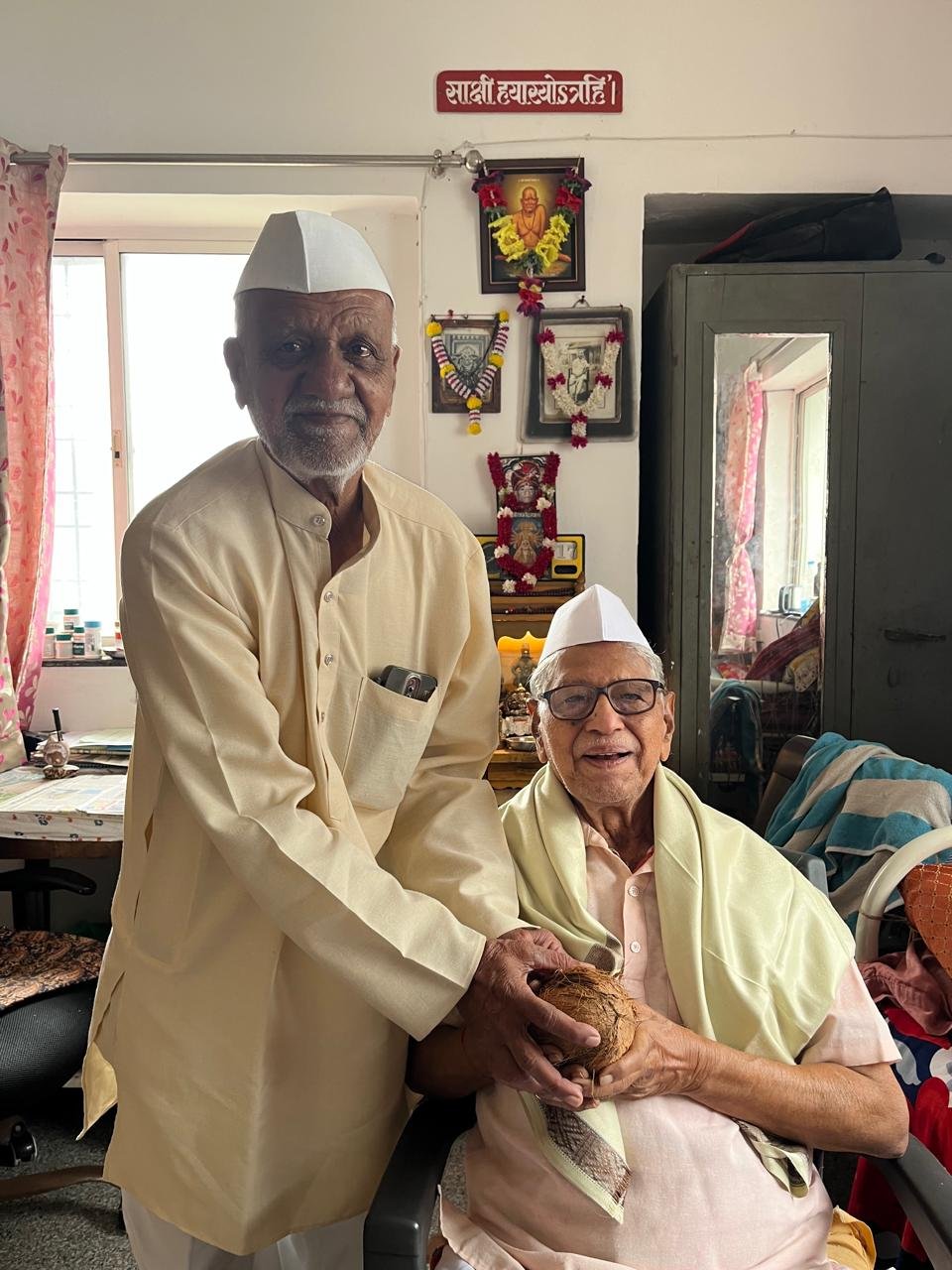 नम्रतेने माथा टेकावा अशा गुरुच्या चरणी लीन  पितृतुल्य प्रा. डॉ. बी. आर. जोशी (पुणे)