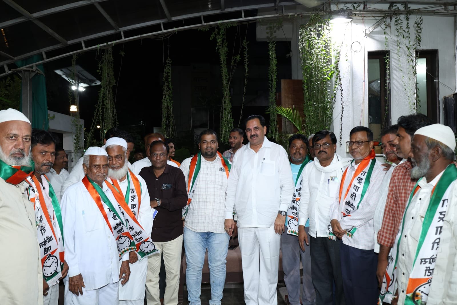 अमळनेरात राष्ट्रवादी काँग्रेस पक्षामध्ये प्रवेशाचा ओघ सुरूच  असंख्य मुस्लिम नेत्यांचा झाला प्रवेश,आ.अनिल पाटलांनी केले स्वागत