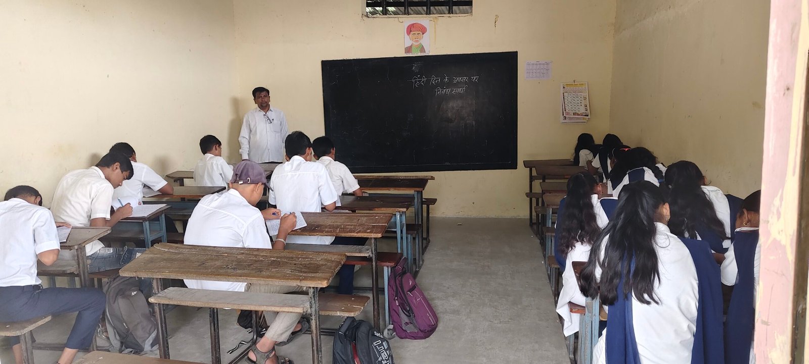 तालुकास्तरीय हिंदी निबंध स्पर्धेला देवगांव हायस्कूलमध्ये विद्यार्थ्यांचा उत्स्फूर्त प्रतिसाद