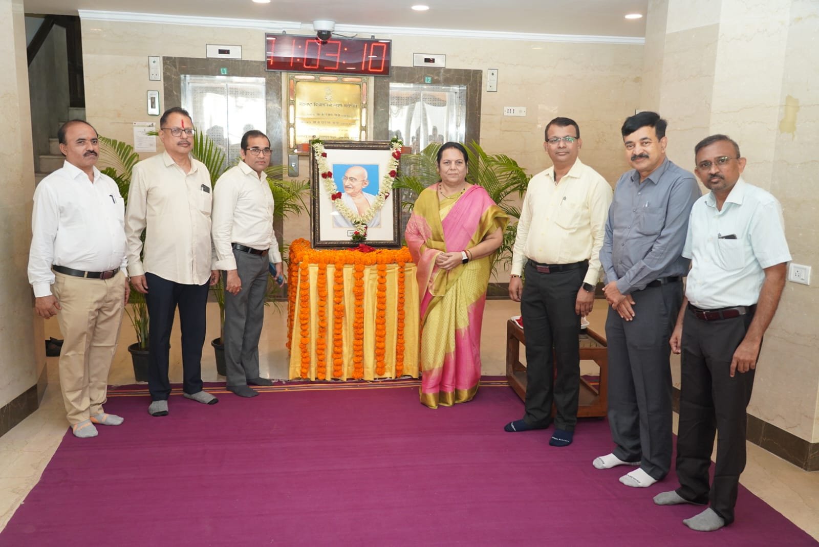 राष्ट्रपिता महात्मा गांधी यांच्या जयंतीनिमित्त विधान भवनात अभिवादन.