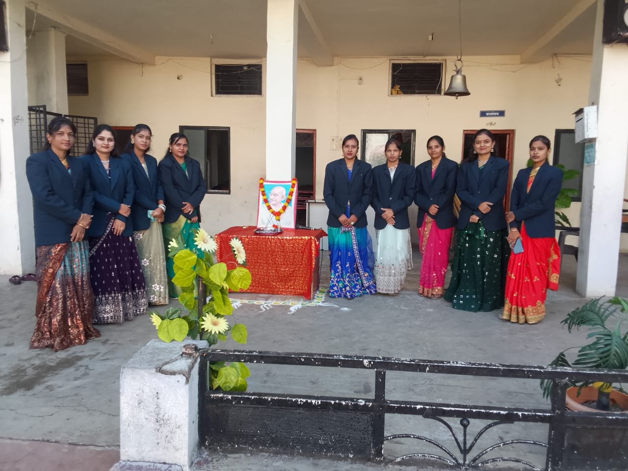 कै. श्री. दादासाहेब व्ही.एस. पवार इंग्लिश मीडियम स्कूलमध्ये “राष्ट्रपिता महात्मा गांधींना आदरांजली”….*