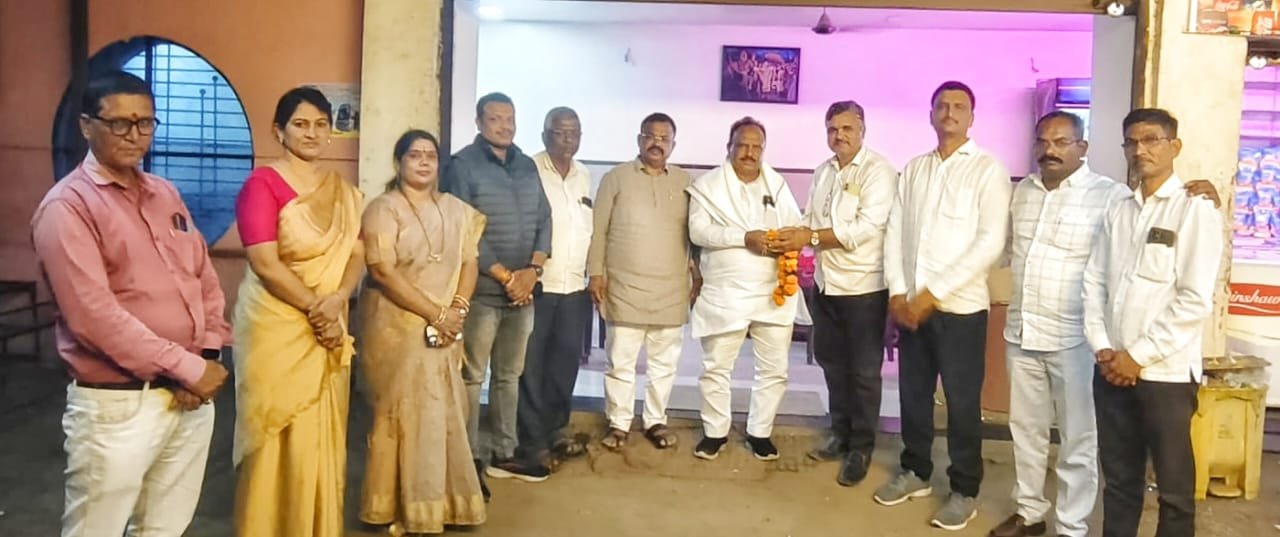 शिंदखेडा येथे पोलीस पाटीलांच्या समस्या जाणून घेण्यासाठी गाव कामगार संघाचे राज्याध्यक्ष बाळासाहेब शिंदे यांची धावती भेट