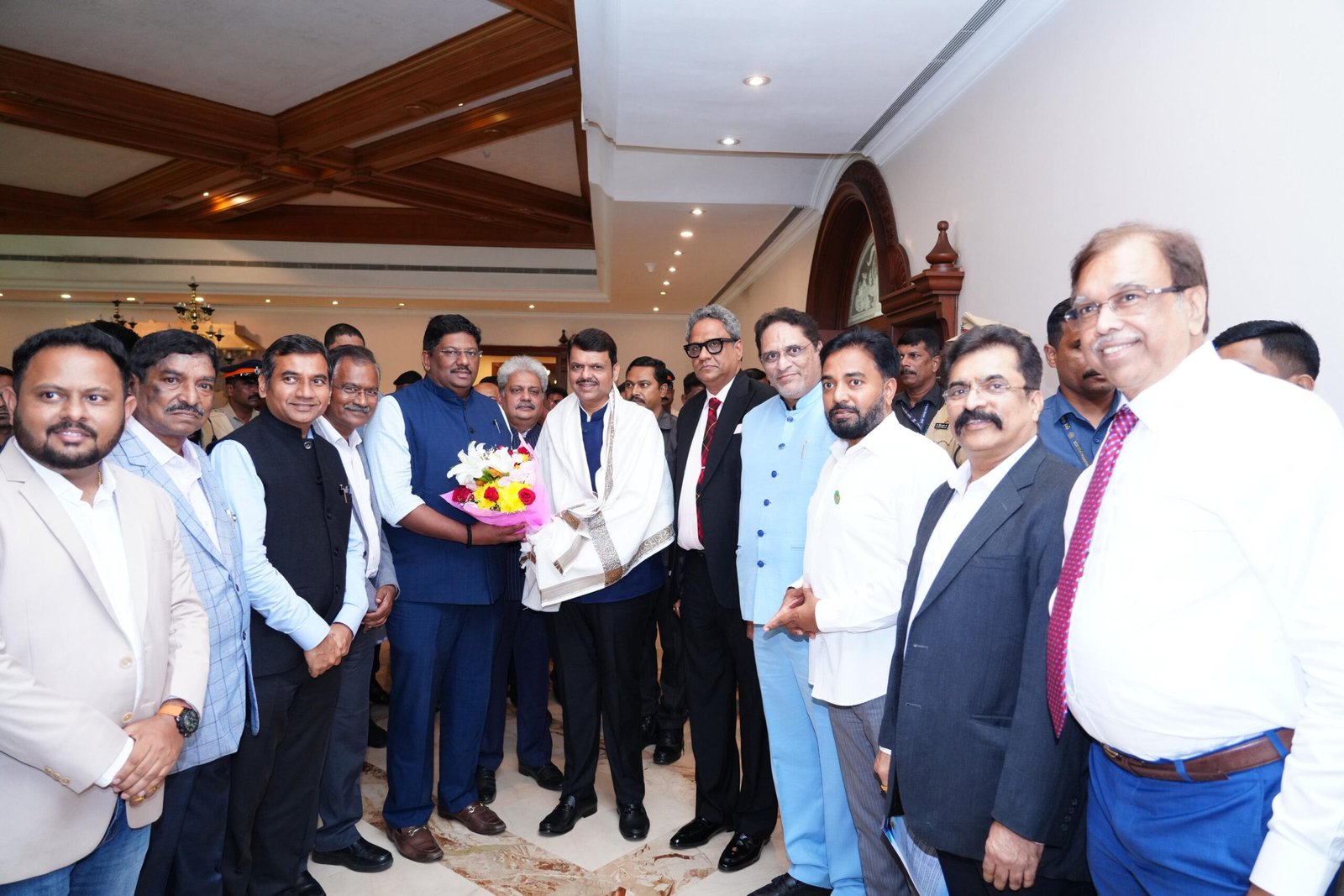 अमळनेरचा अभिमान : महाराष्ट्र चेंबरच्या शिष्टमंडळात युवा उद्योजक वेदांशू पाटील यांची मुख्यमंत्रींसोबत उपस्थिती