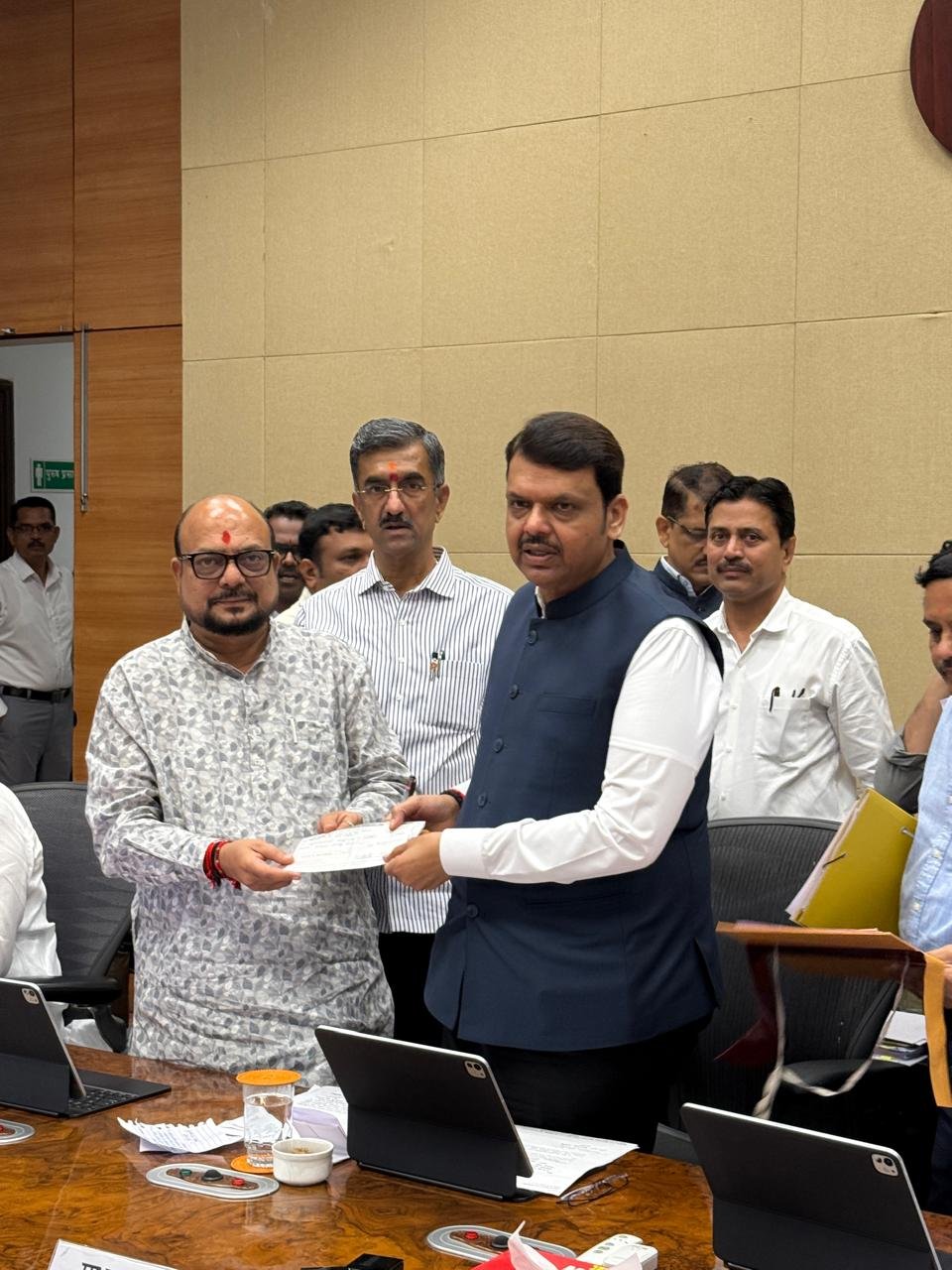 जळगाव माध्यमिक पतपेढीकडून मुख्यमंत्री सहाय्यता निधीस तब्बल ११ लाखांचा हातभार!