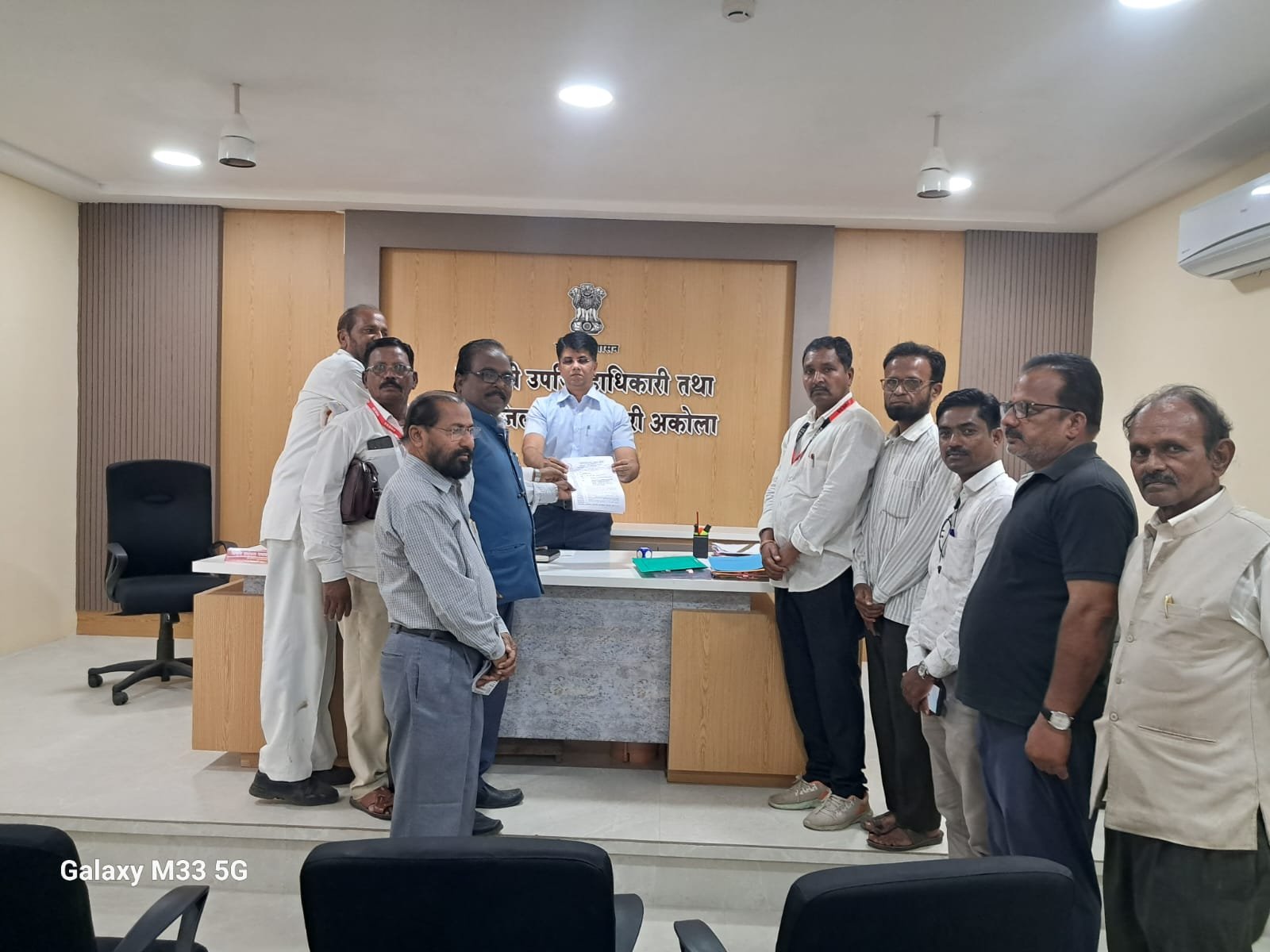 सुप्रीम कोर्टाचे सरन्यायाधीश भूषण गवई यांच्यावर हल्ल करणार्‍या माथेफिरूवर अ‍ॅट्रोसिटी अ‍ॅक्ट व देशद्रोहाचा गुन्हा दाखल करा लोकस्वातंत्र्य पत्रकार महासंघाचे जिल्हाधिकारी यांना निवेदन