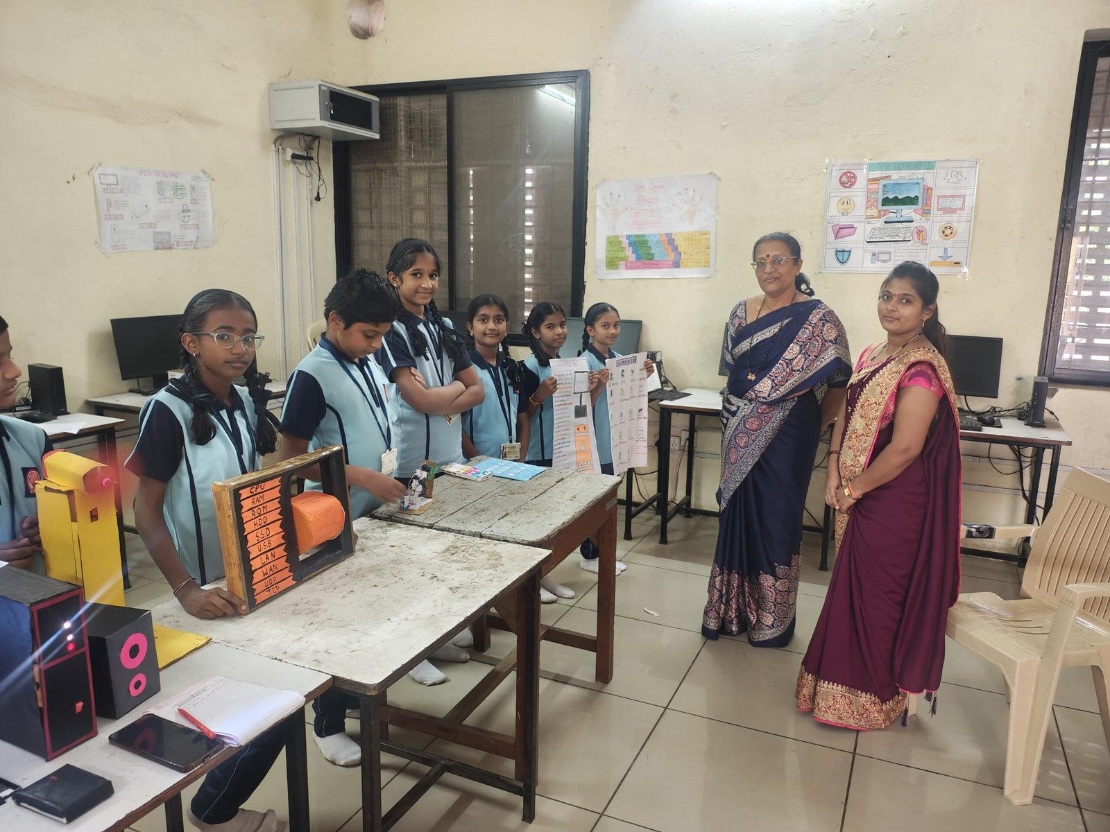 “विद्यार्थ्यांच्या कल्पकतेला तंत्रज्ञानाची जोड – झांबरे विद्यालयात संगणक प्रकल्पांचे प्रदर्शन”