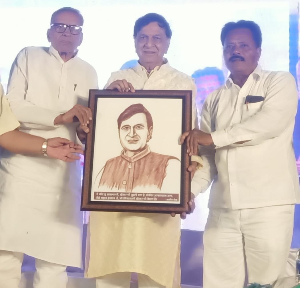 सहस्त्रचंद्र दर्शन सोहळ्यात जाकीर शेखचा गाढ आदरभाव; डॉ. बी. एस. पाटील यांना रक्ताने साकारलेली प्रतिमा भेट