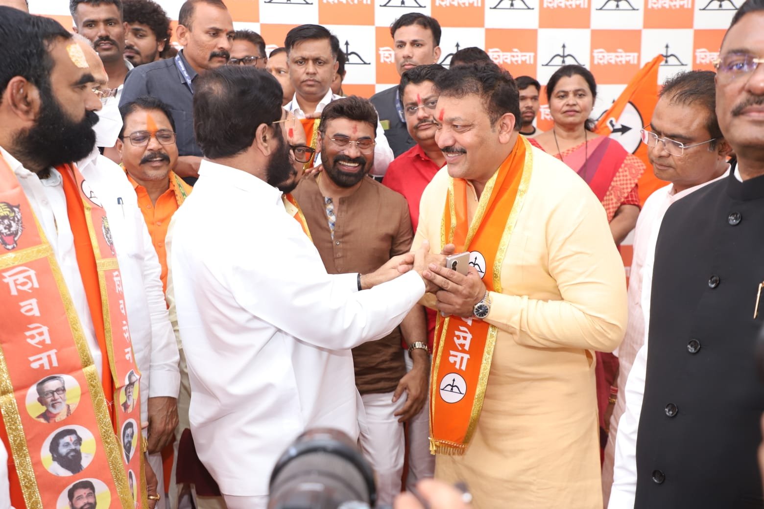 अमळनेरमध्ये राजकीय भूकंप! शिरीष दादा चौधरीसह अनेक दिग्गज शिंदे सेनेत प्रवेश