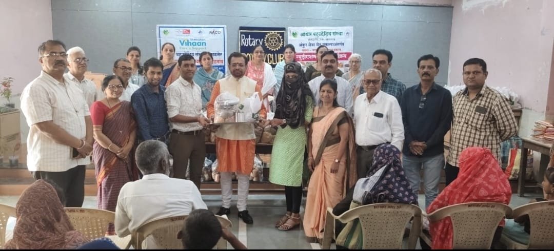 गरजू बालकांच्या चेहऱ्यावर हसू फुलवताना – रोटरी क्लब व आधार संस्था यांचा उपक्रम