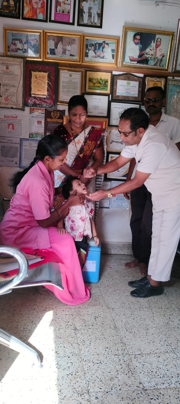 राष्ट्रीय पल्स पोलिओ मोहिमेत ज्येष्ठ समाजसेवक डॉ.रवींद्र भोळे यांचा सहभाग