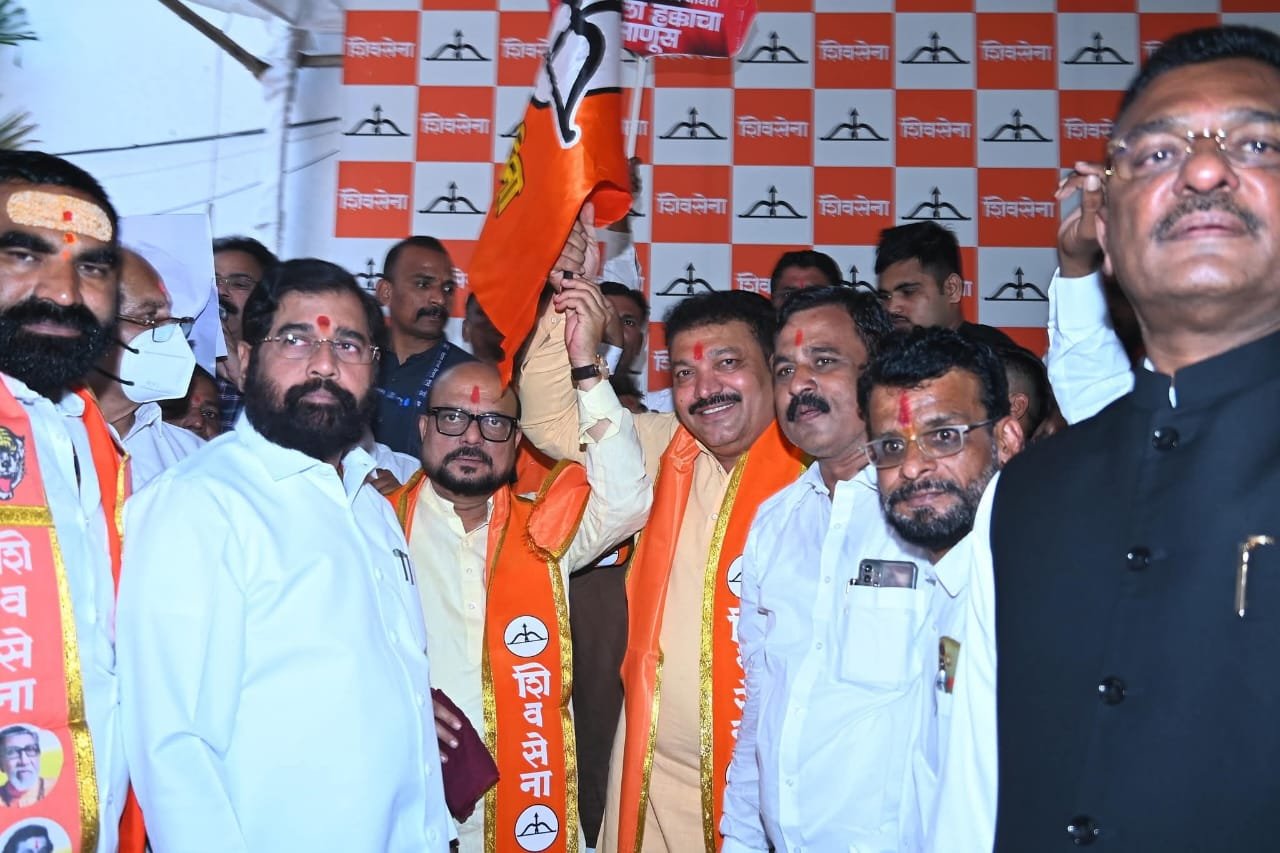 अमळनेरमध्ये राजकीय भूकंप! माजी आमदार शिरीष चौधरी यांचा शिंदे गटात प्रवेश   उपमुख्यमंत्री एकनाथ शिंदे व पालकमंत्री गुलाबराव पाटील यांच्या उपस्थितीत प्रवेश सोहळा पार पडला  उत्तर महाराष्ट्रात शिंदे गटाला मिळाले नवे बळ – अमळनेरपासून पारोळ्यापर्यंत शिवसेनेची लाट