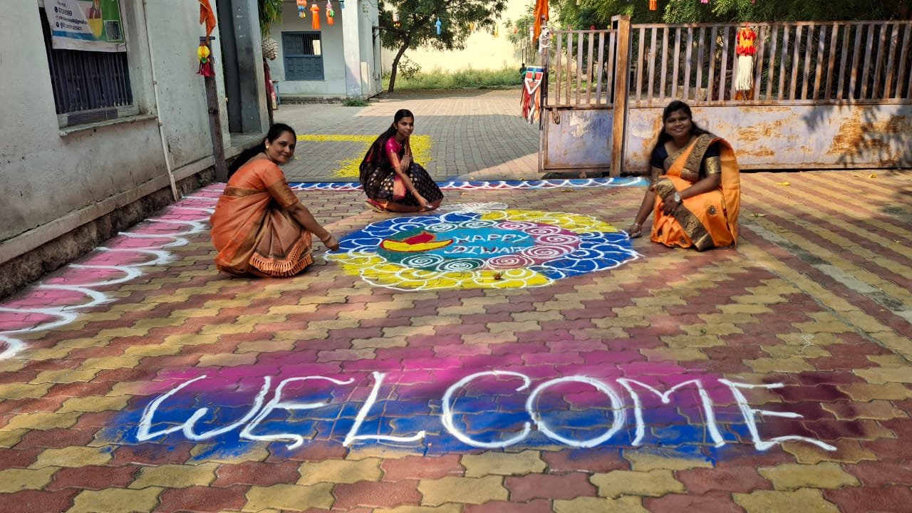 न्यू व्हिजन इंग्लिश मीडियम स्कूलमध्ये दीपोत्सवाचा जल्लोष — अयोध्येच्या आगमनाचा देखावा ठरला आकर्षणाचा केंद्रबिंदू