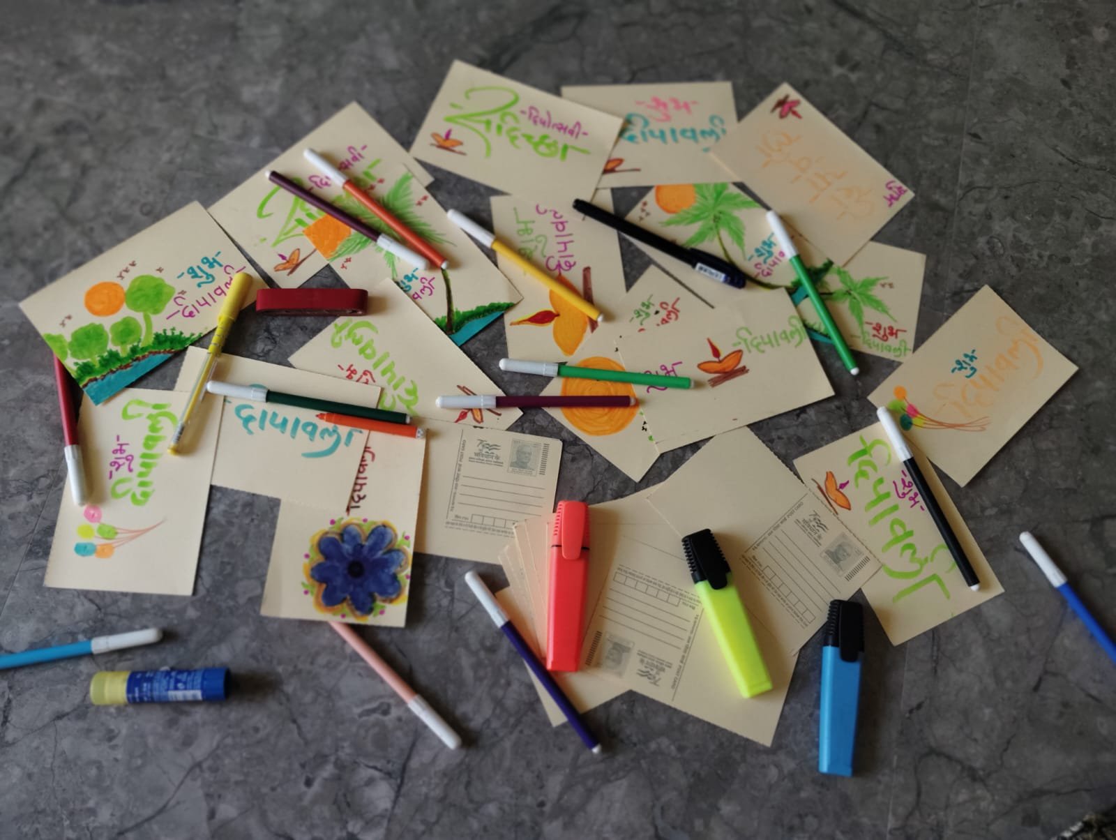 दिवाळीतील ५०० पत्रांची जादू!” — जेष्ठ पत्रकार धनंजय सोनार यांच्या हातांनी लिहिलेली भावनांची दिवाळी