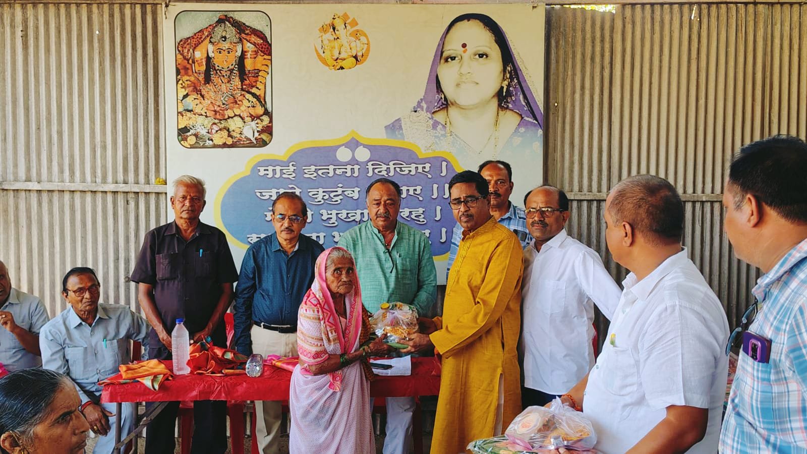 निराधारांची सेवा हीच खरी ईश्वर सेवा – प्रा.बी.एन.चौधरी :  ज्योतीदेवी अन्नपूर्णा भांडारतर्फ मिठाई-कपडे वाटप :