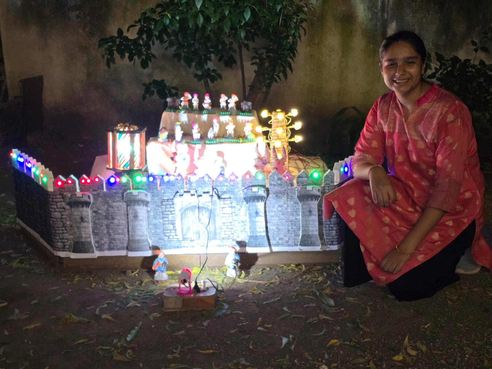 “आर्या ने बांधला दिवाळीचा देखणा किल्ला!” , माजी नगराध्यक्ष सुभाष भांडारकर यांच्या परसदारी दिवाळीचा पारंपरिक सोहळा साकारला!