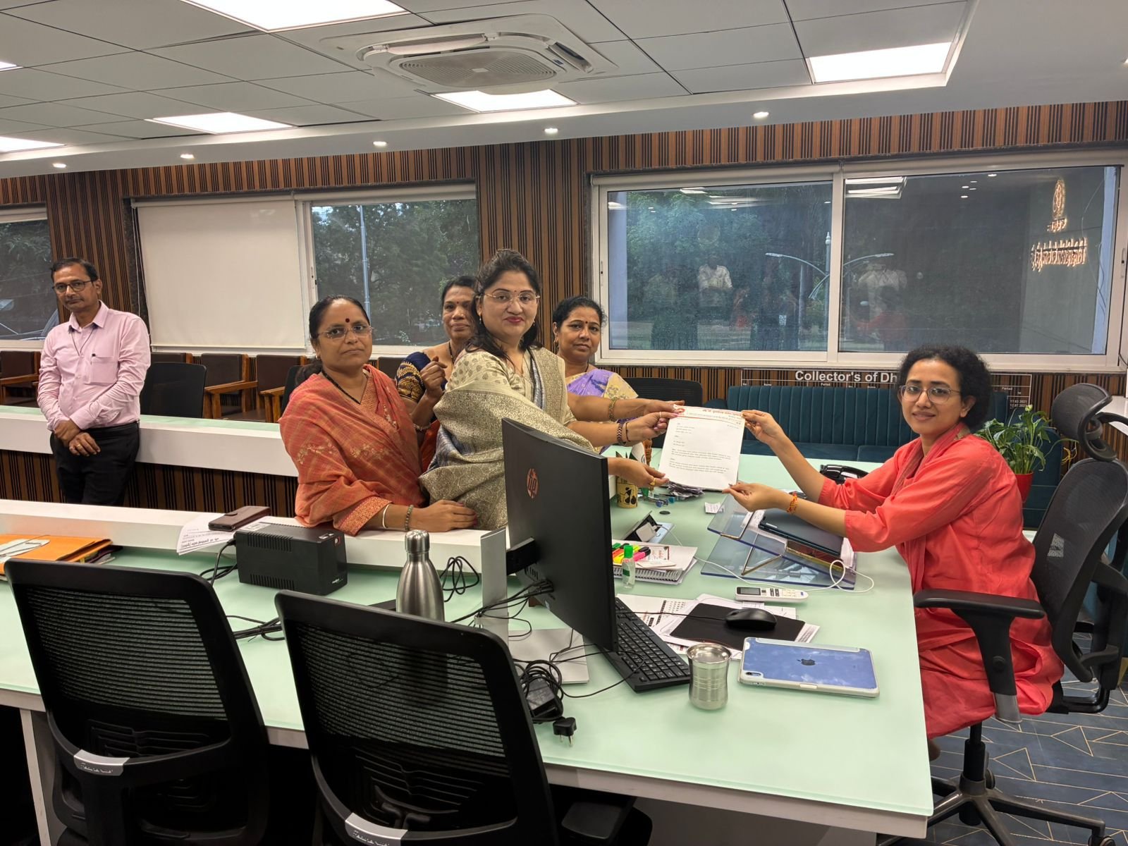 फलटण महिला डॉक्टर आत्महत्या प्रकरणी निष्पक्ष एस आय टी चौकशी ची शिवसेना ऊ. बा. ठा. महिला आघाडीची निवेदनाद्वारे जिल्हाधिकाऱ्यांकडे मागणी*