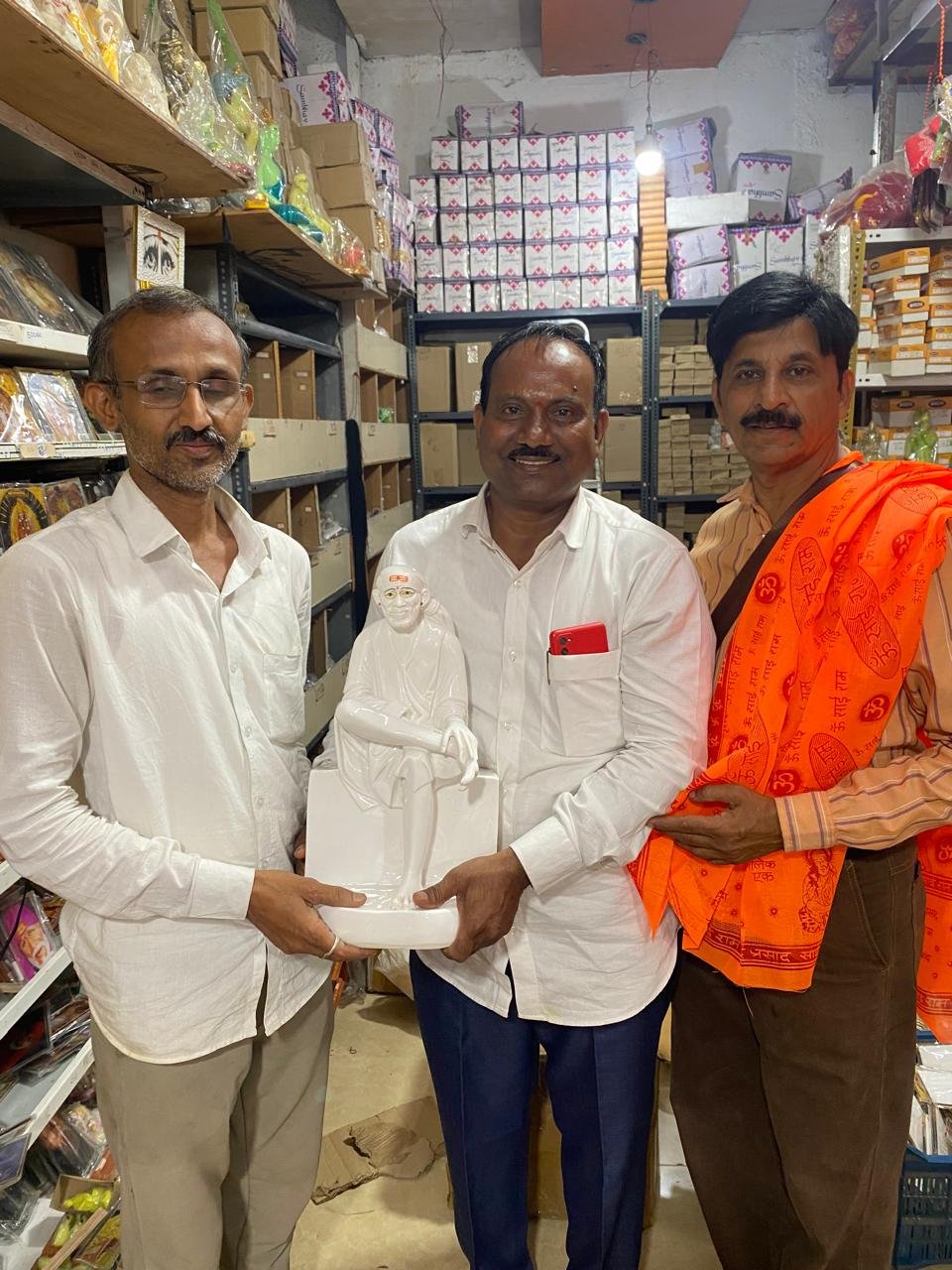 शिर्डी नगरीत संपादक डॉ.श्री. किशोर पाटील यांचा सन्मान…