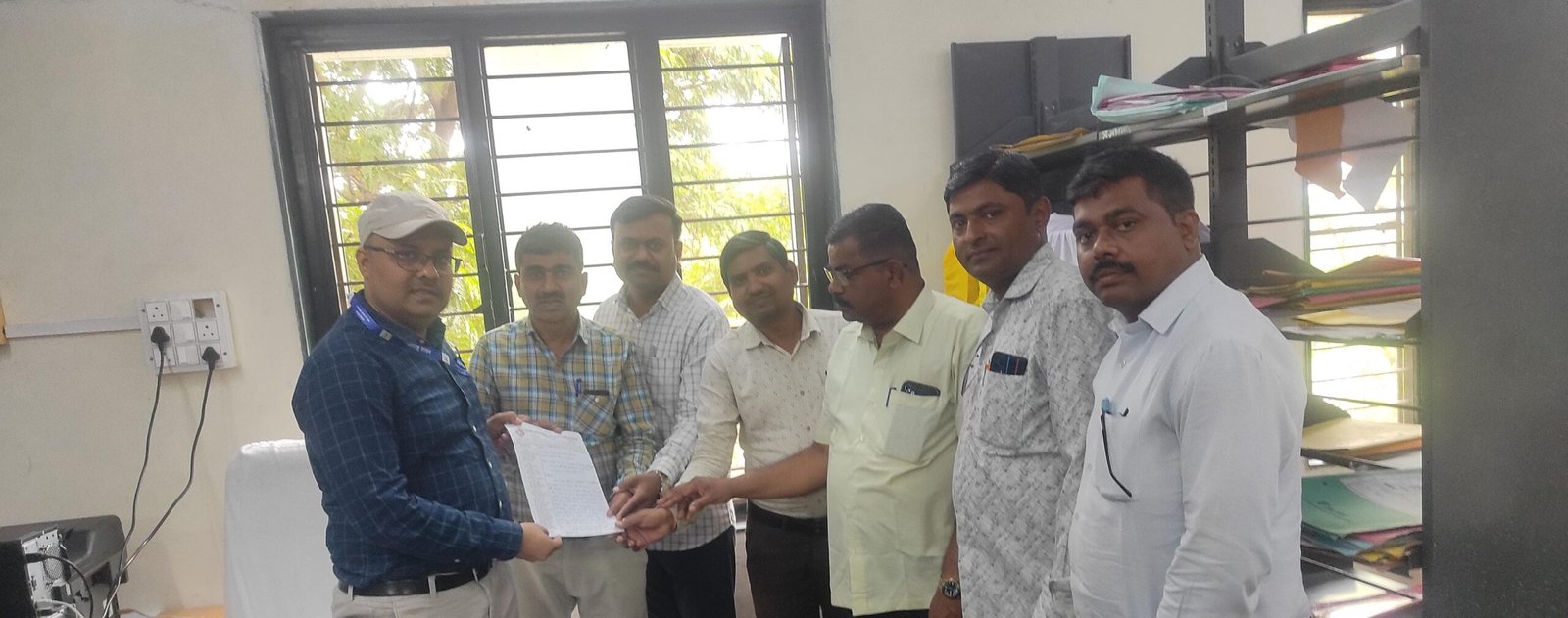 सावित्रीबाई फुले शिष्यवृत्ती व इतर शिष्यवृत्तीच्या बाबतीत समन्वय समितीचे सहाय्यक संचालकांना निवेदन सादर