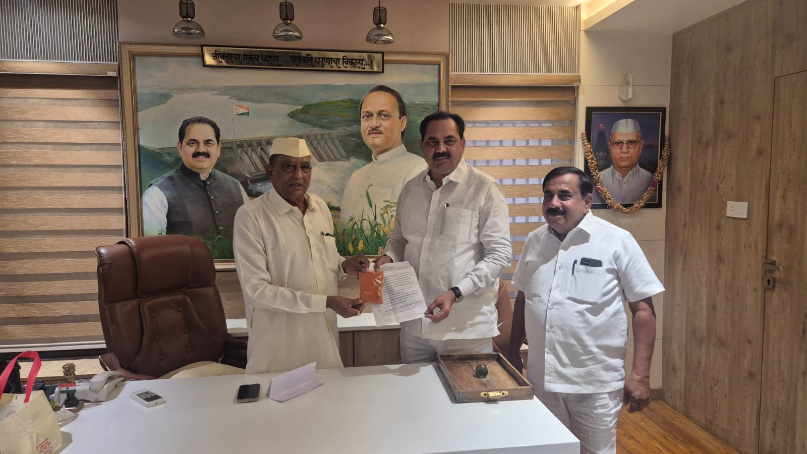 अवकाळी पावसाने शेतकऱ्यांचे पुन्हा संकट — अमळनेरमध्ये पीक नुकसानीच्या तात्काळ पंचनाम्याची मागणी,  माजी आ. कृषिभूषण साहेबराव पाटील यांचे लेखी निवेदन मा. आ. अनिलदादा पाटील यांना सादर