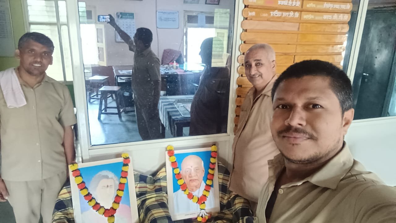 नतमस्तक राष्ट्रनेत्यांना — शारदा माध्यमिक विद्यालयात शिक्षकेत्तर कर्मचाऱ्यांचे अभिवादन