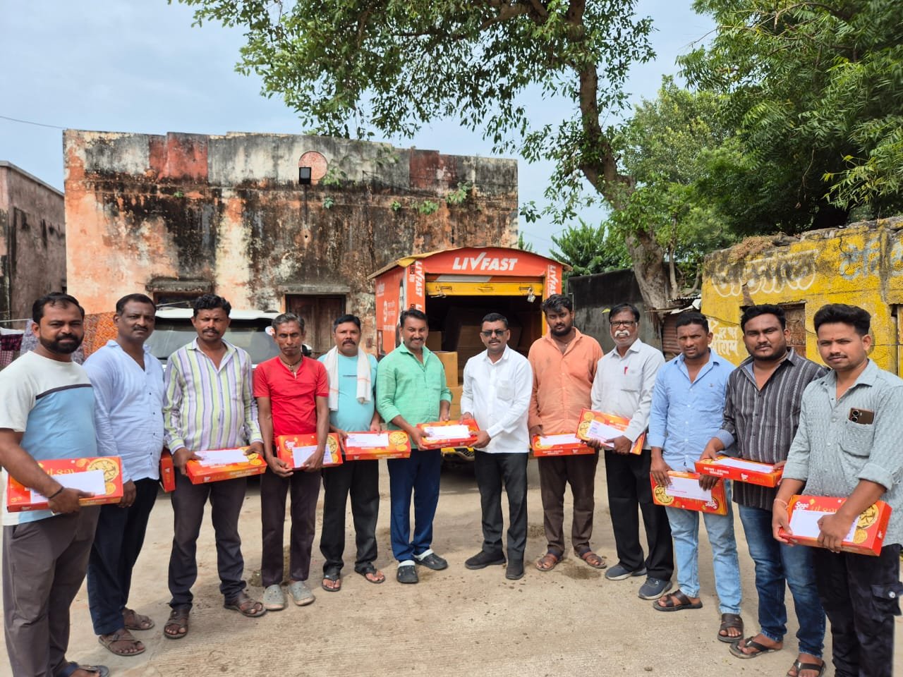 दिवाळीनिमित्त पालिका कामगारांना भेटवस्तू देऊन केली दिवाळी गोड  माजी नगरसेवक नरेंद्र चौधरी यांनी यंदाही राबविला स्तुत्य उपक्रम