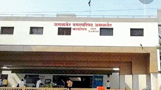 अमळनेरची नगरपरिषद निवडणूक : सत्ता कोणाची? सत्ता बदलणार की विचार बदलणार?  नेत्यांची धावपळ, उमेदवारांची गर्दी… अमळनेर मतदारांच्या न्यायालयात!  “उमेदवारांची फौज, आश्वासनांचा पाऊस — निर्णय एकाच बटनावर!”  नगराध्यक्ष पदावर एकच प्रश्न — ‘विकास कोण करणार?’ नावाची नाही, कामाची निवड करा अशी होतेय चर्चा