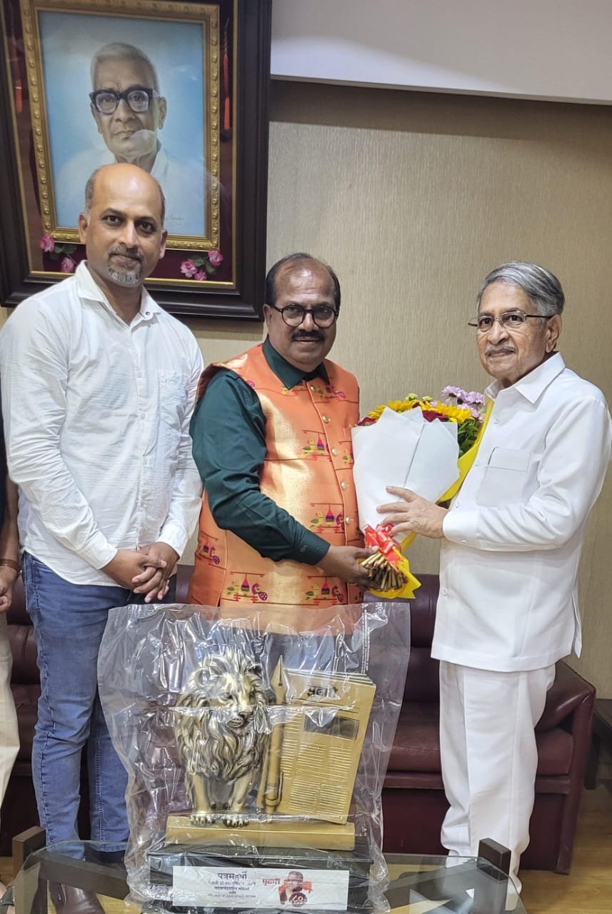 पत्रमहर्षी, पुढारीकर, पद्मश्री डॉ. प्रतापसिंह उर्फ बाळासाहेब जाधव यांचा ऐतिहासिक सहस्त्रचंद्रदर्शन सोहळा* , *राज्यातील डिजिटल पत्रकारांच्यावतीने राजा माने यांनी पूर्वसंध्येला दिल्या शुभेच्छा!*