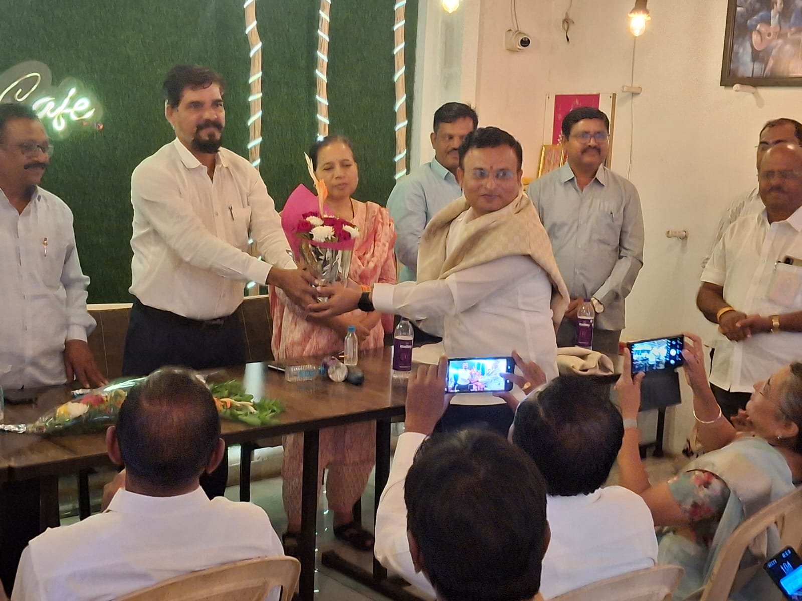 नवीन नेतृत्व, नवी वाटचाल – अखिल महाराष्ट्र राज्य केंद्रप्रमुख संघटनेची जळगाव जिल्हा कार्यकारिणी जाहीर” , “मनोज माळी यांच्यावर विश्वास — जळगाव जिल्हाध्यक्षपदी सर्वानुमते निवड!”