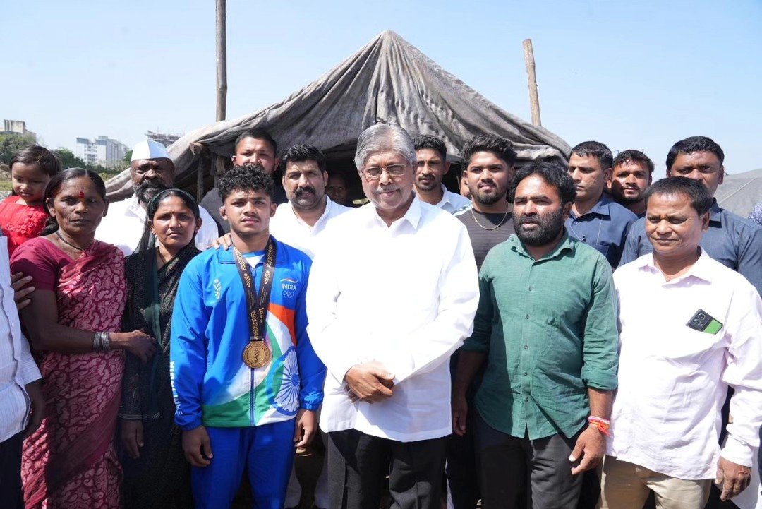 मंत्री चंद्रकांत पाटील यांनी कुस्तीच्या आखाड्यात आंतरराष्ट्रीय स्तरावर सुवर्ण कामगिरी करणाऱ्या सनी फुलमाळीची भेट घेऊन त्याचे स्वीकारले पालकत्व*