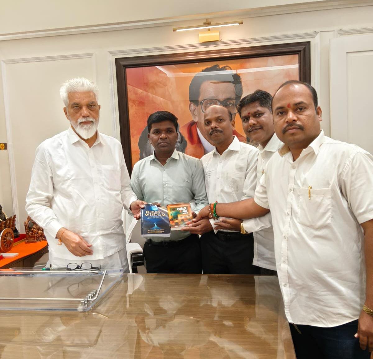 शिक्षक व विद्यार्थ्यांसाठी उपयुक्त असलेली Chalk and Dream व Echoes of Wisdom या पुस्तकांचा शिक्षणमंत्र्यांच्या हस्ते गौरव व लेखक शिक्षकाचे कौतुक..