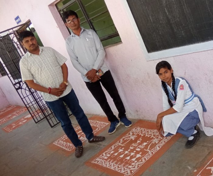 महात्मा फुले हायस्कूल मध्ये जनजाती गौरव पंधरवाडा अंतर्गत वारली चित्रकला स्पर्धा !…  लहान गटात संगीता बारेला तर मोठ्या गटात मयुरी भोई प्रथम
