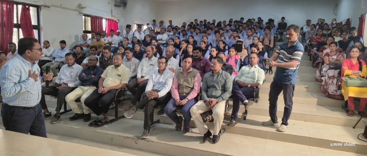 शिक्षण,कौशल्य,अभ्यास व ज्ञान जीवनाचे मंत्र -धीरजकुमार वाघूलदे यांचे प्रतिपादन ———————————————- ● माझे जीवन,माझे शिक्षण यावर व्याख्यान संपन्न ● स्व.प्रा.र.का.केले यांच्या स्मरणार्थ व्याख्यानाचे आयोजन ● सहभाग व प्रशिक्षण यावर दिले भर