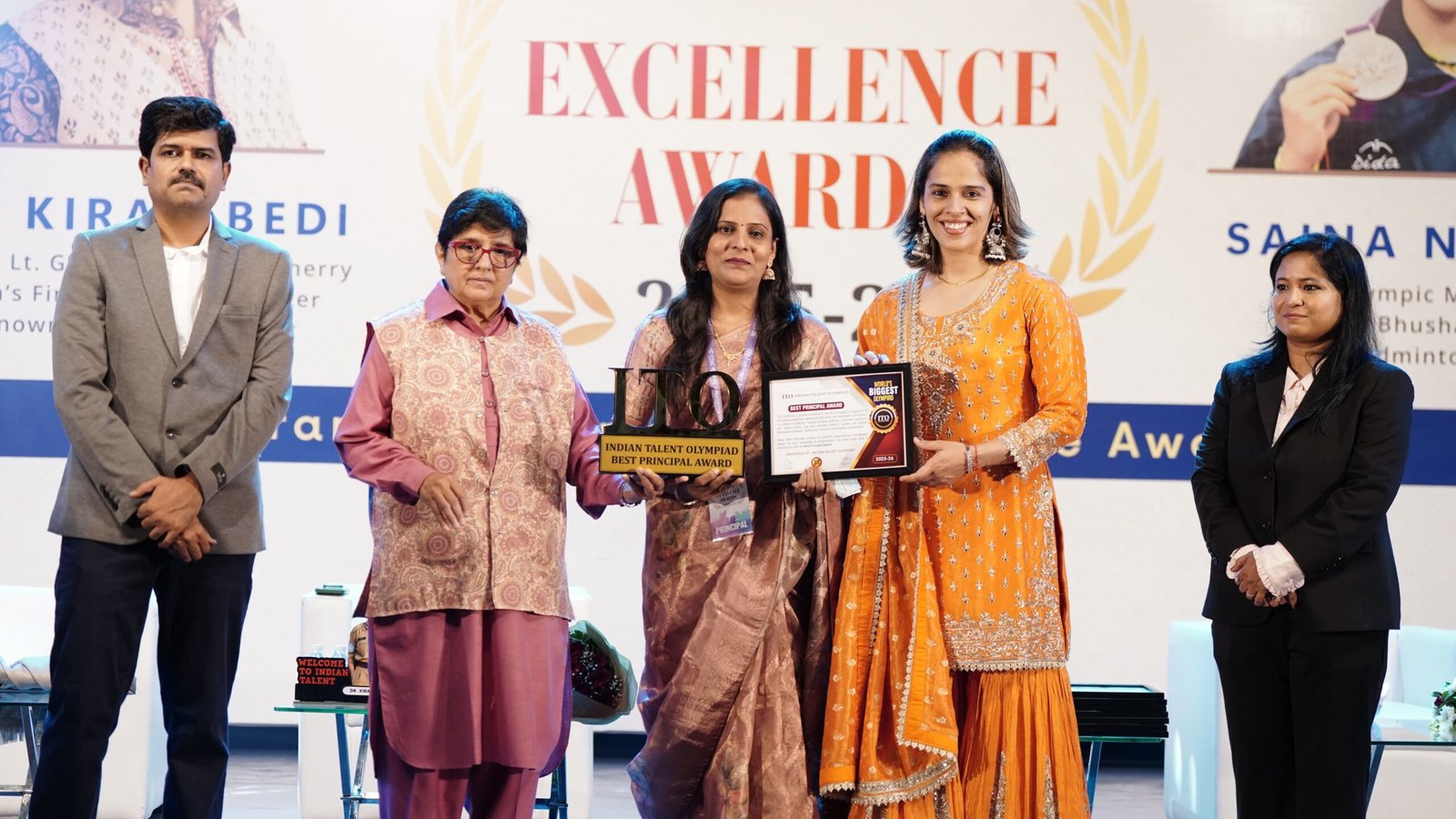 व्ही एस पवार इंग्लिश मीडियम स्कूलच्या प्राचार्या सौ. वर्षा सोहिते यांस “Best Principal Award” ,   डॉ. किरण बेदी आणि सायना नेहवाल यांच्या हस्ते सन्मानित