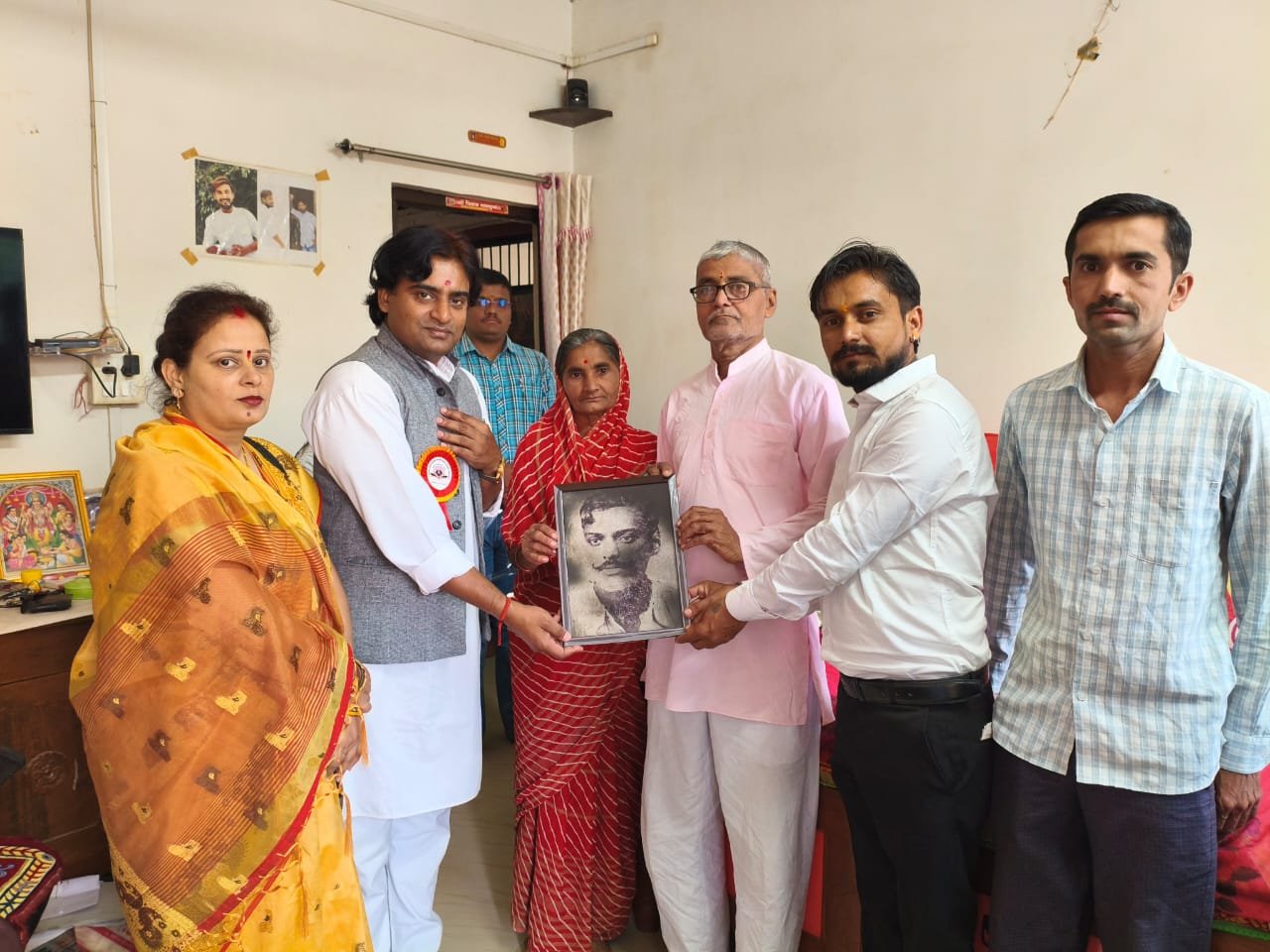 अमर वीर क्रांतीकारी चंद्रशेखर आझाद यांचा वारसा अमळनेरमध्ये — नातू अमित आझाद व नेहा आझाद यांची भागवताचार्य कमलेश महाराजांच्या घरी खास भेट”