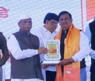 राज्यपालांच्या हस्ते गौरव — पत्रकार उमेश काटे ‘राज्यस्तरीय उत्कृष्ट पदाधिकारी’ पुरस्काराने सन्मानित
