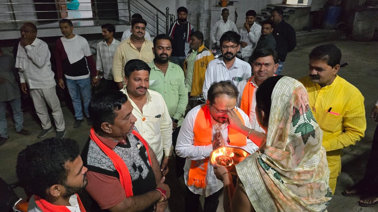 सुशिक्षित व सुसंस्कृत लोकनियुक्त नगराध्यक्ष पदाचे उमेदवार डॉ. परीक्षित बाविस्कर यांच्या उमेदवारीला जनतेचा वाढता प्रतिसाद.*