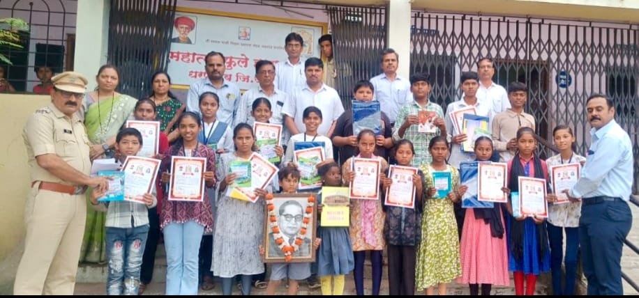 महात्मा फुले हायस्कूल येथे संविधान दिवस साजरा !…  चित्रकला, रंगभरण, प्रश्नमंजुषा स्पर्धेचे बक्षीस वितरण