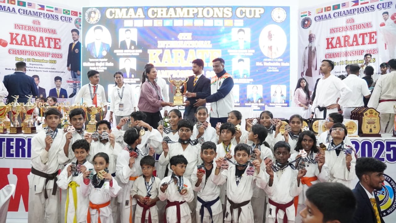 आंतरराष्ट्रीय कराटे स्पर्धेत अमळनेरला दहा सुवर्णपदक…..*