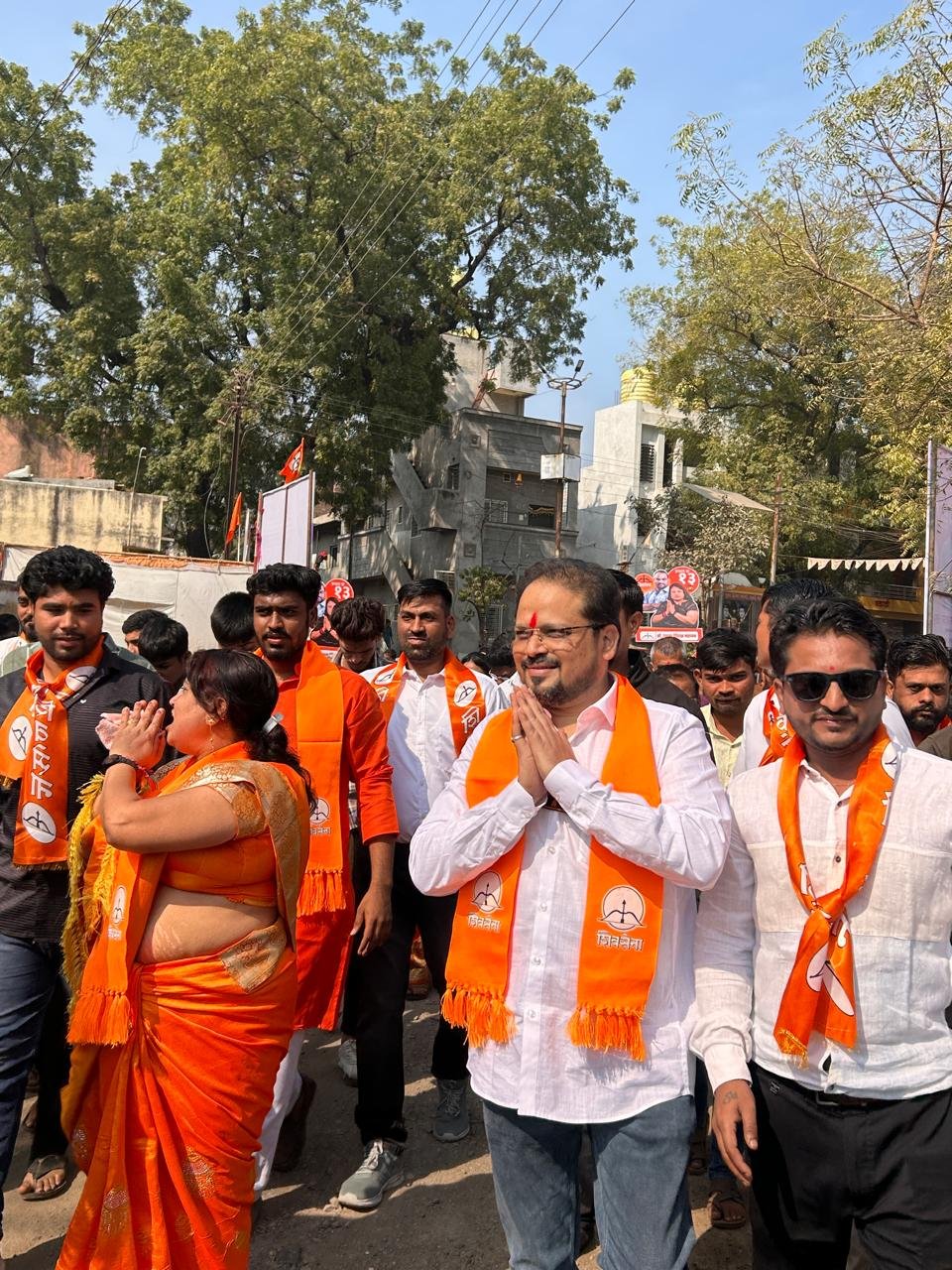 ढोल-ताशांचा गजर आणि ‘जय भवानी’च्या घोषा—डॉ. बाविस्कर यांचा प्रचार जल्लोष!  डॉ. बाविस्करांचा होणार विजय अशी मतदारांमध्ये चर्चा..