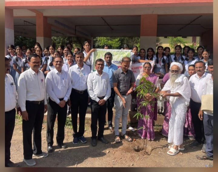 साने गुरुजी कन्या हायस्कूल मध्ये हरित सेने अंतर्गत मान्यवरांच्या हस्ते वृक्षारोपन