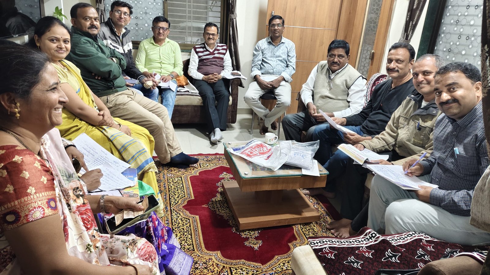 हिंदी अध्यापक मंडळाची परंपरा कायम; जीवनगौरव पुरस्कारासह निबंध स्पर्धेचा निकाल जाहीर!  हिंदी अध्यापक मंडळ व युनियन बँक शहादा यांच्या संयुक्त प्रयत्नातून तालुक्यातील 2978 विद्यार्थ्यांचा उत्स्फूर्त सहभाग