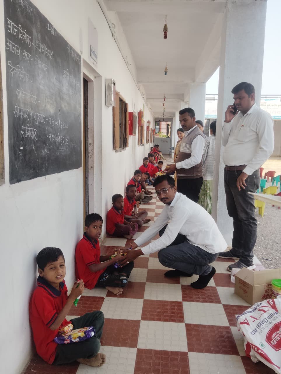 विशेष विद्यार्थ्यांसोबत सरपंच पाटील यांचा आनंददायी वाढदिवस