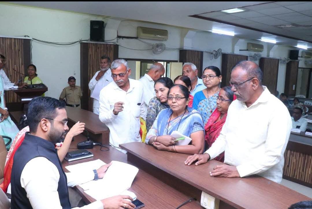 जिल्हाधिकारी रोहन घुगे यांच्या अध्यक्षतेत लोकशाही दिन; 30 अर्ज दाखल