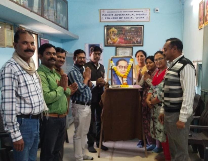 पंडित जवाहरलाल नेहरू समाजकार्य महाविद्यालय, अमळनेर येथे भारतरत्न डॉ. बाबासाहेब आंबेडकर यांच्या 69 व्या महापरिनिर्वाण दिना निमित्त अभिवादन 