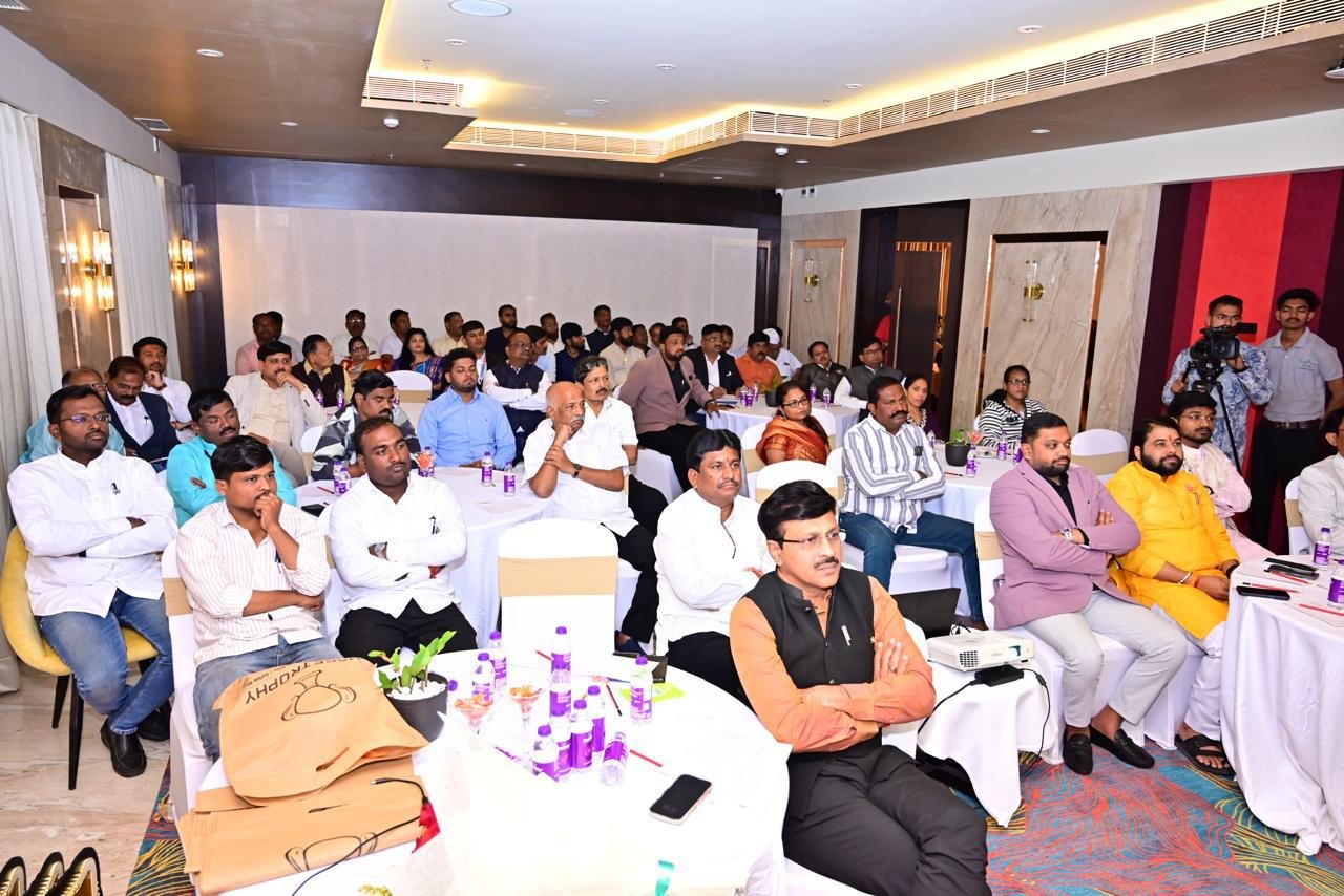 व्हॉईस ऑफ मीडिया’ने पत्रकारितेला दिली नवसंजीवनी*  *सोलापूर केडर कॅम्प व ‘शूर सरदार’ सन्मान सोहळ्यात मान्यवरांचे मार्गदर्शन*