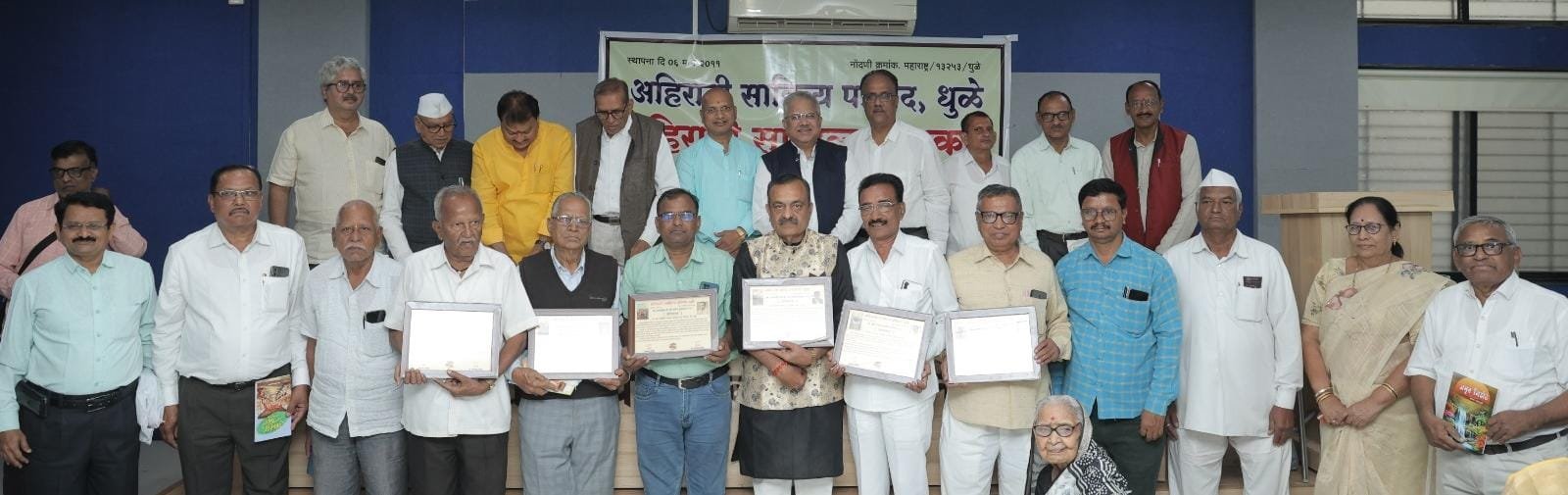 लोकशाहीतला संवाद संपला तर भाषा संपेल :- अरुणभाई गुजराथी:  अहिरानी साहित्य परिषद पुरस्कारांचे वितरण