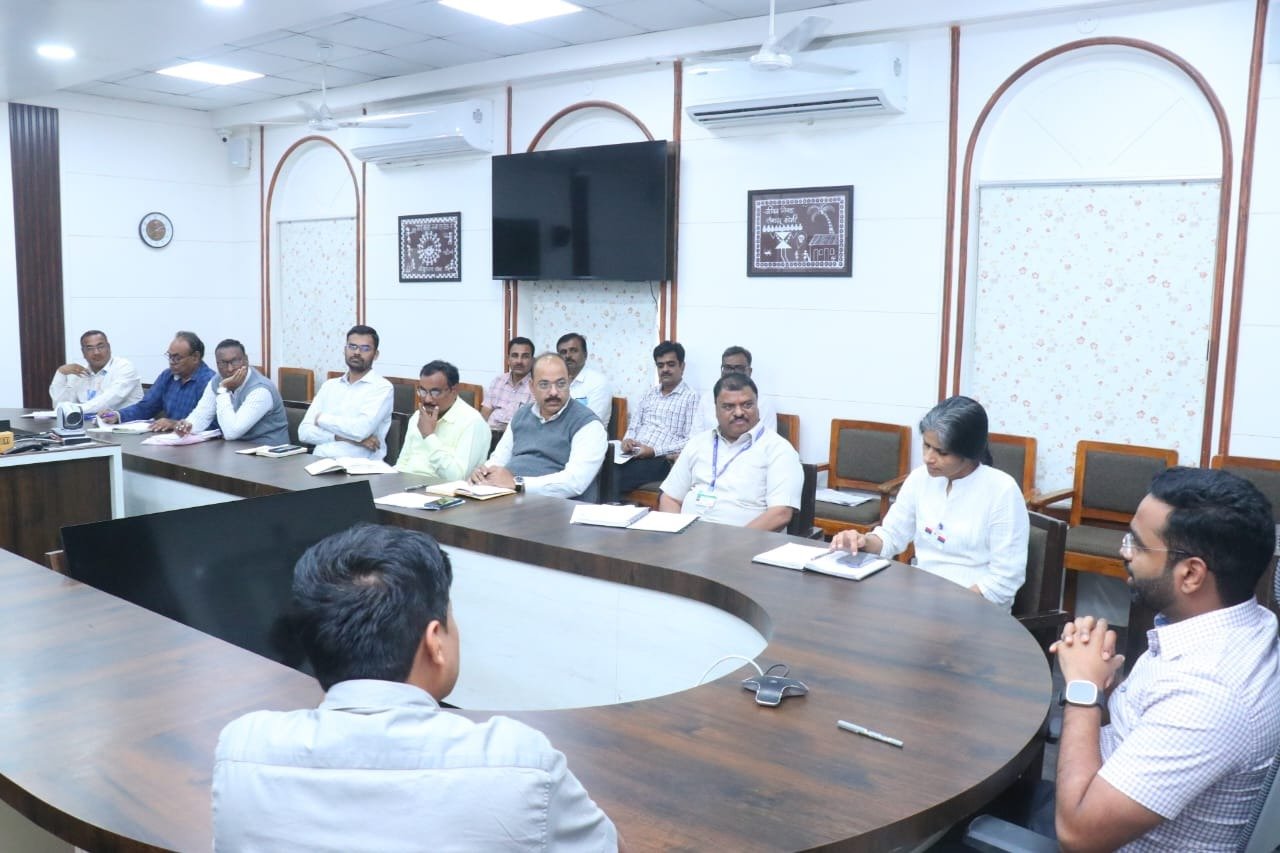 जिल्हाधिकाऱ्यांनी घेतला तहसील व भूमी अभिलेख विभागाच्या कामकाजाचा आढावा