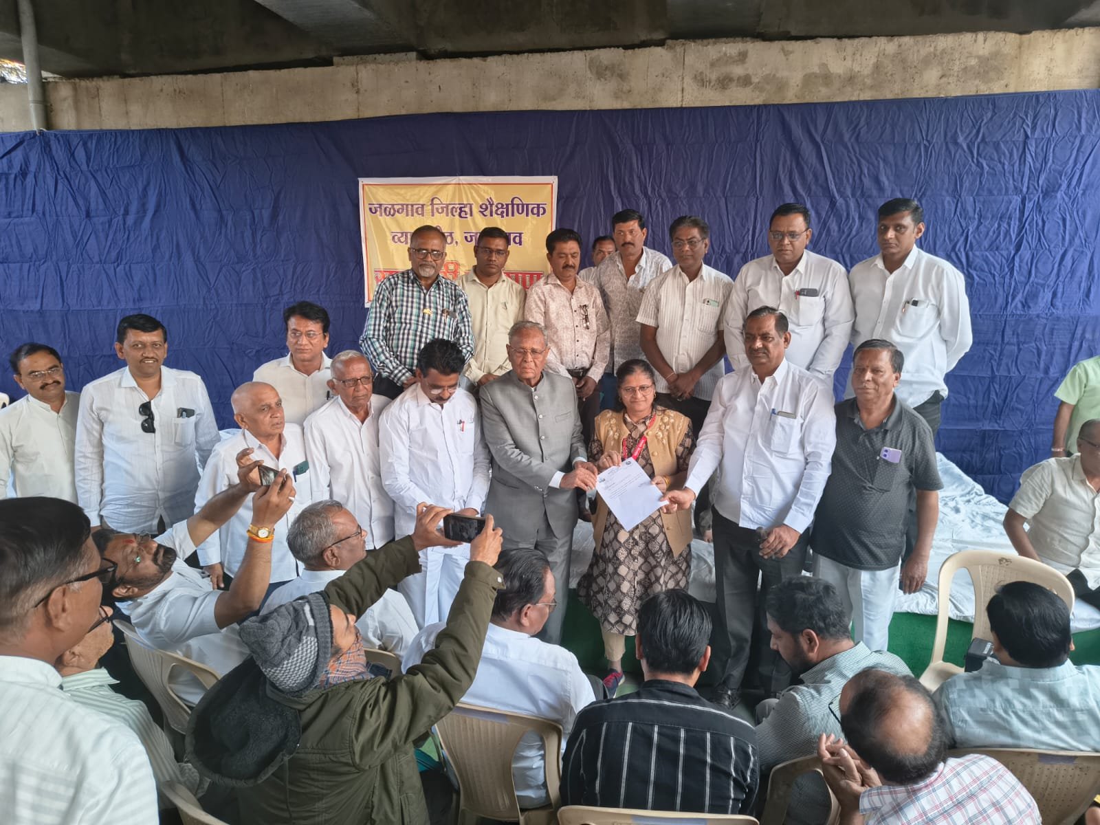 दिरंगाईतून दिलासा : शिक्षणाधिकाऱ्यांच्या हस्तक्षेपाने उपोषण स्थगित  उपोषणस्थळीच तोडगा : चार दिवसांत सर्व माहिती, पुढील आठवड्यात विशेष सभा