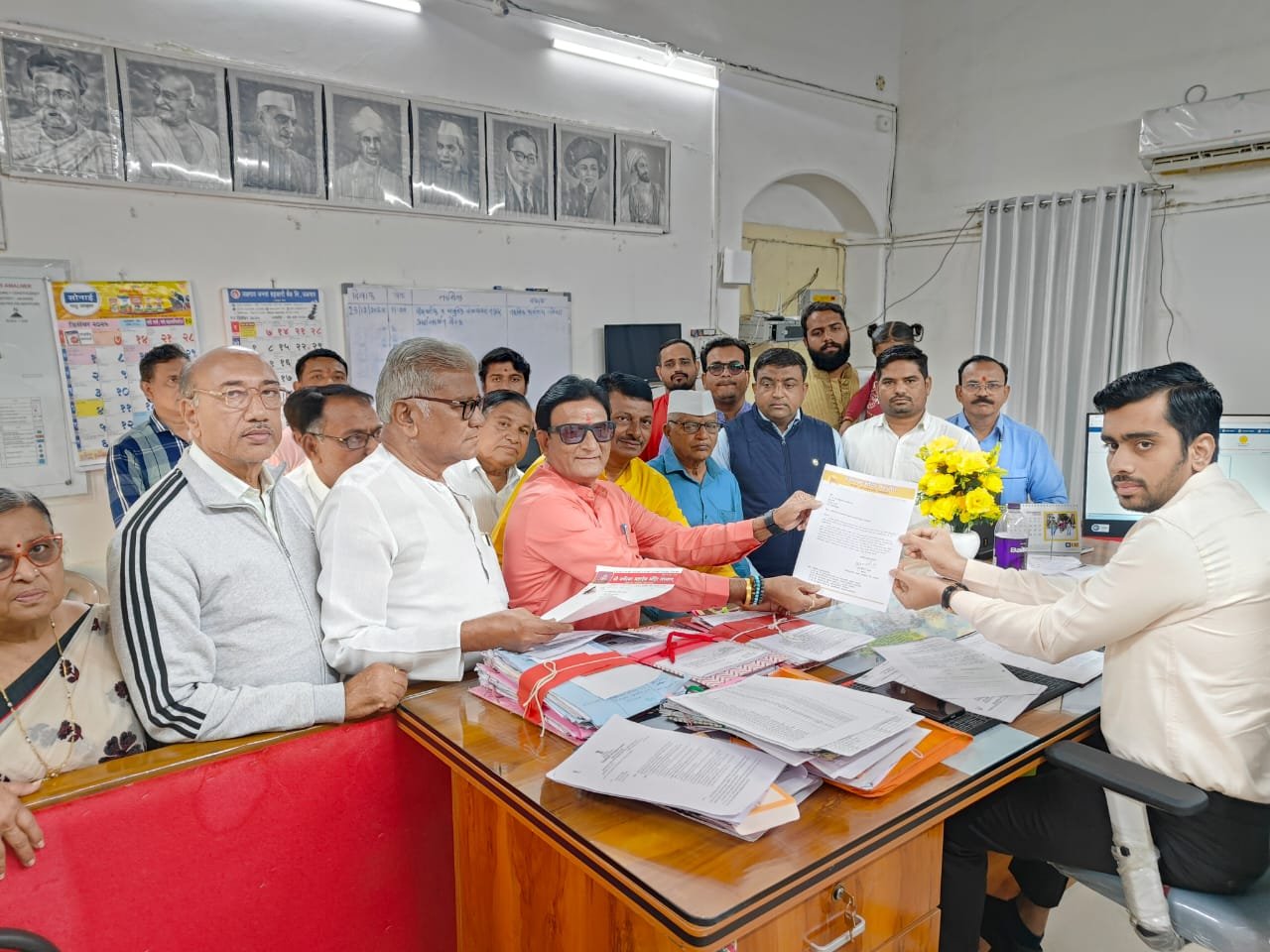 मंदिरांच्या मालमत्तेवरील मुद्रांक, नोफ्लदणी शुल्क माफ करावे*  *महाराष्ट्र मंदिर महासंघातर्फे अमळनेर येथे प्रांताधिकाऱ्यांना निवेदन*