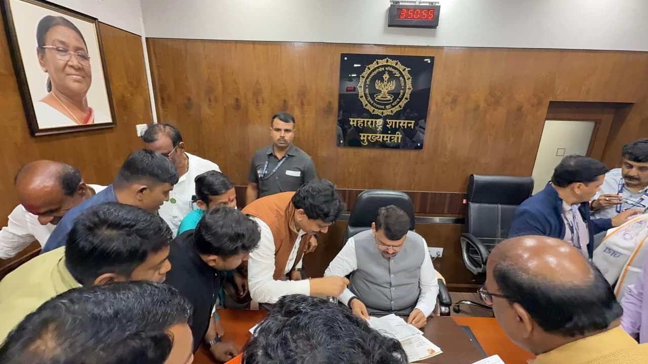 मुख्यमंत्र्यांच्या मध्यस्थीने ‘व्हॉईस ऑफ मीडिया’च्या उपोषणाची सांगता  मंत्री प्रसाद लोढा यांनी उपोषणस्थळी येऊन सोडवले आंदोलन मागण्यांचा जीआर निघेपर्यंत लढा सुरूच राहणार : संदीप काळे